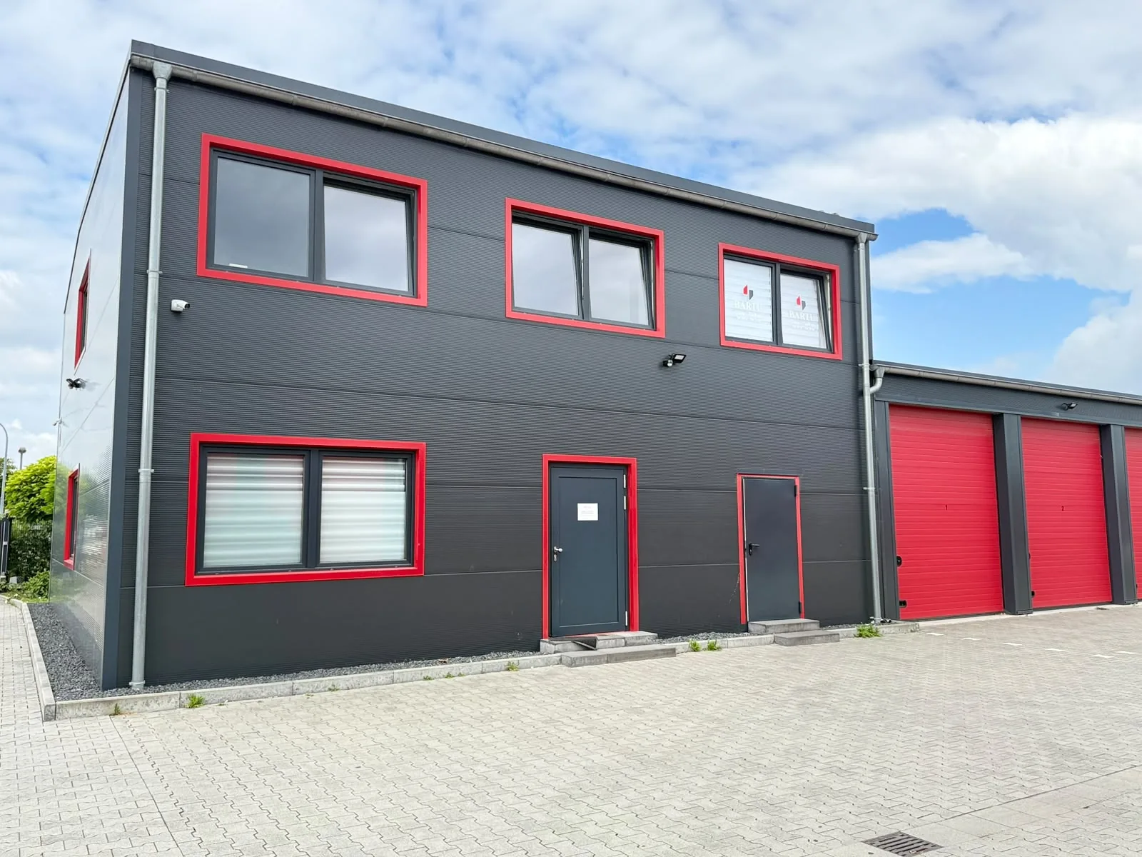 Eingangsbereich des Gewerbegebäudes der SR Lagerhallen in Viersen